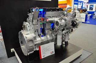 东风康明斯生产的ISZ发动机。直列6缸，排量为13L。满足国4标准。