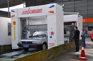 台湾的亚洲洗车现场演示自动洗车机