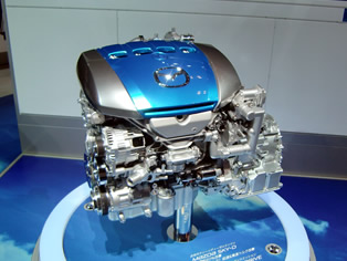 新一代柴油发动机SKY-D。装备于Atenza时，油耗可降至低两个等级的Demio水平，预计2012年在日本国内上市销售。